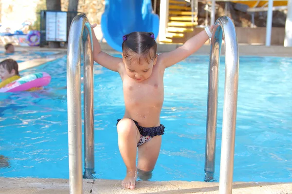 Fille mouillée. Des gouttes coulent dans mon corps. Un enfant heureux sort de la piscine. le concept d'exercices de musculation, bronzage, natation — Photo