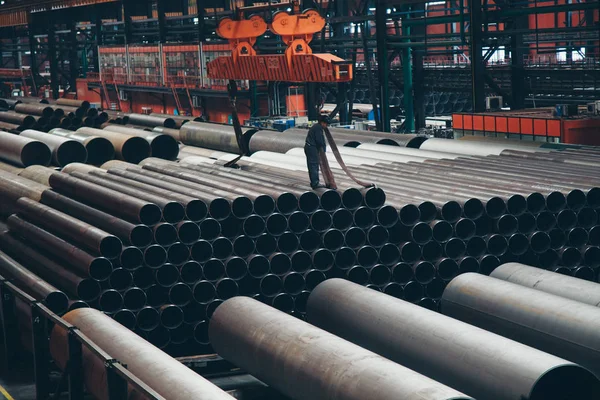 Concepto de la industria pesada, maquinaria de construcción tubos largos de metal dentro de una habitación grande. Materiales de construcción en el hangar — Foto de Stock