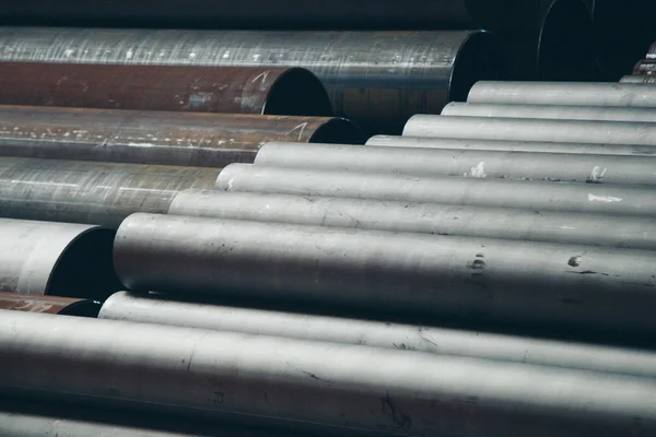 Concepto de la industria pesada, maquinaria de construcción tubos largos de metal dentro de una habitación grande. Materiales de construcción en el hangar — Foto de Stock