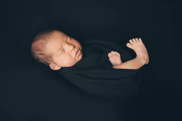 Концепция здорового образа жизни, ЭКО - новорожденный ребенок спит под одеялом. Голова, ноги и руки — стоковое фото