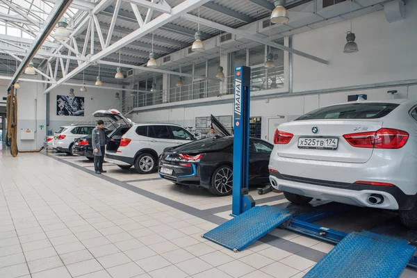 Araba tamiri, Bmw reklamı, Moskova, 1.11.2018: Siyah bir arabanın ön tarafında Bmw motor şirketi rozeti. Alman otomobil, motosiklet ve motor imalat şirketi 1916 yılında kuruldu.