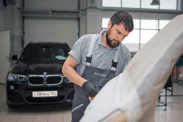 広告車洗浄,モスクワ, 1.11.2018:車の表面を研磨.Bmwモーターのアイコン — ストック写真