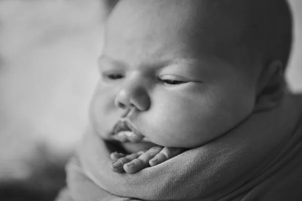 Portré egy kislány: a baba arca közelről. a gyermekkor fogalma, egészségügy, IVF — Stock Fotó
