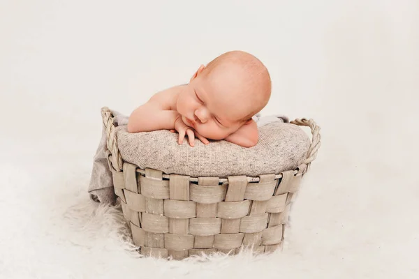 Neugeborenes in eine Decke gewickelt schlafend in einem Korb. Konzept der Kindheit, Gesundheit, ivf. Schwarz-Weiß-Foto — Stockfoto