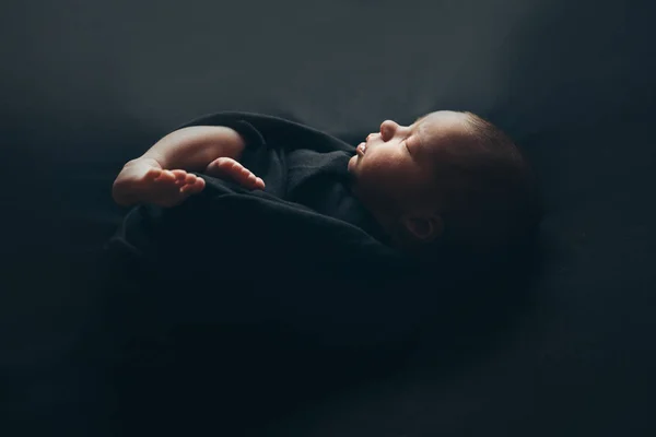 Het concept van een gezonde levensstijl, IVF-een pasgeboren baby slaapt onder een deken. Hoofd, benen en armen — Stockfoto