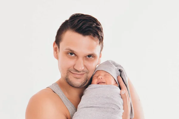 Papá sostiene al bebé en sus brazos. El concepto de educar al padre de los niños pequeños, la infancia feliz, una familia amigable . — Foto de Stock