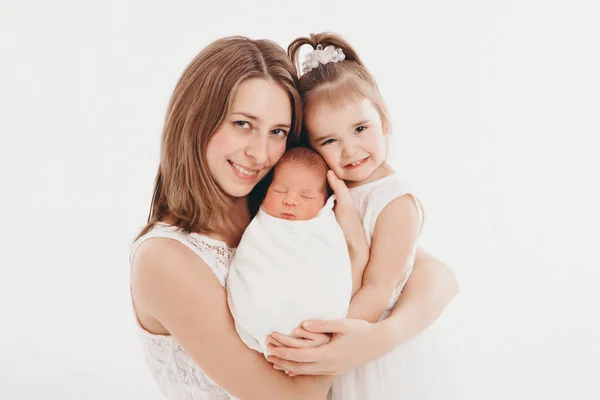 Сімейна фотографія на білому тлі: жінка і хлопчик проводять час з дітьми. обійняти дитину. концепція дитинства, батьківства, материнства, ІВФ — стокове фото