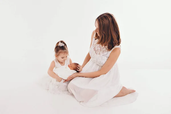 Familjefoto på vit bakgrund: kvinna och pojke tillbringar tid med barn. Kram barnet. begreppet barndom, faderskap, moderskap, IVF — Stockfoto