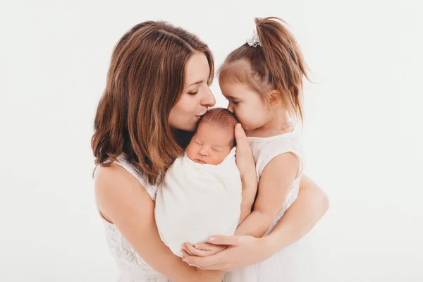 beyaz bir arka plan üzerinde aile fotoğrafı: kadın ve erkek çocuklarla vakit geçirmek. Bebeğe sarıl. çocukluk kavramı, babalık, annelik, Tüp Bebek