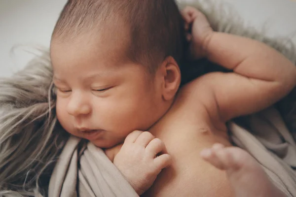 Η έννοια του υγιεινού τρόπου ζωής, η εξωσωματική γονιμοποίηση-ένα νεογέννητο μωρό κοιμάται κάτω από μια κουβέρτα. Κεφάλι, πόδια και χέρια — Φωτογραφία Αρχείου