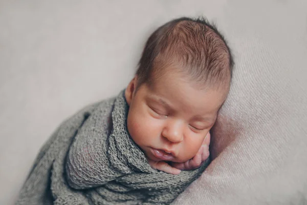 The concept of healthy lifestyle, IVF - a newborn baby sleeps under a blanket. Head, legs and arms — Stock Photo, Image