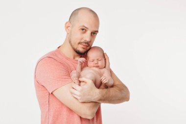 Baba bebek onun kollarında tutar. Küçük çocuklar, mutlu çocukluk, samimi bir aile babası eğitmek kavramı.