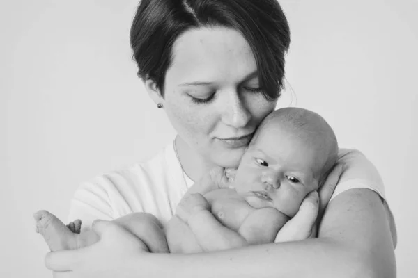 Zdjęcie czarno-białe: matka trzyma syna w ramionach. Portret rodzinny: kobieta z dzieckiem. Koncepcja opieki zdrowotnej: zdrowa rodzina — Zdjęcie stockowe