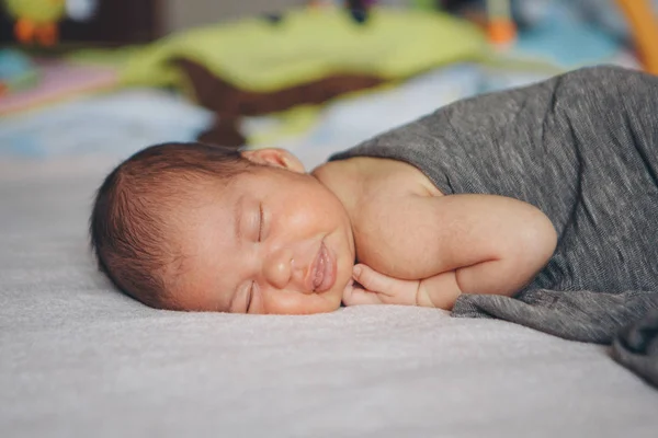 Η έννοια του υγιεινού τρόπου ζωής, η εξωσωματική γονιμοποίηση-ένα νεογέννητο μωρό κοιμάται κάτω από μια κουβέρτα. Κεφάλι, πόδια και χέρια — Φωτογραφία Αρχείου