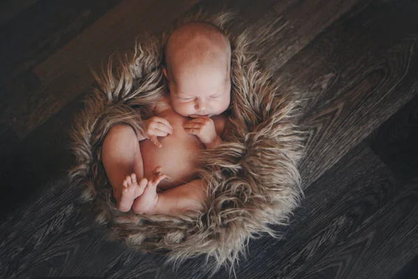 Neugeborenes in eine Decke gewickelt schlafend in einem Korb. Konzept der Kindheit, Gesundheit, ivf. Schwarz-Weiß-Foto — Stockfoto