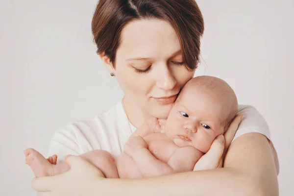 Zdjęcie czarno-białe: matka trzyma syna w ramionach. Portret rodzinny: kobieta z dzieckiem. Koncepcja opieki zdrowotnej: zdrowa rodzina — Zdjęcie stockowe