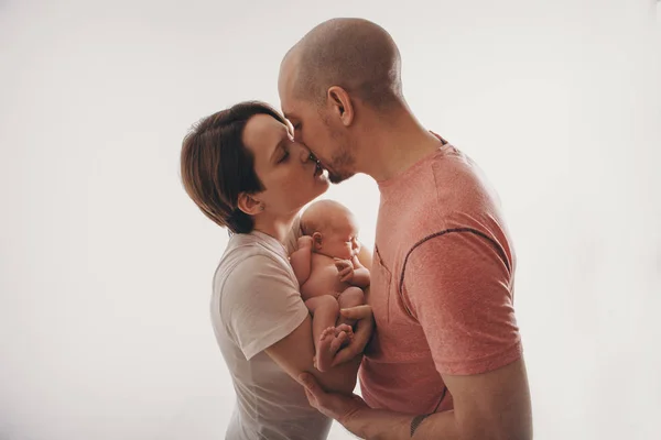 Rodzinne zdjęcie na białym tle: rodzice spędzają czas z dziećmi. Mama i tata przytulić dziecko. koncepcja dzieciństwa, ojcostwa, macierzyństwa, IVF — Zdjęcie stockowe