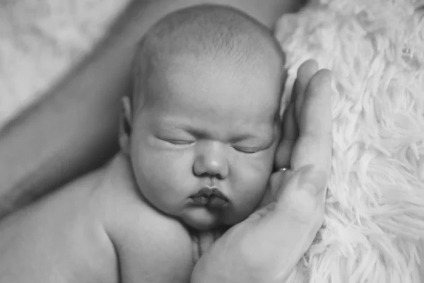 Retrato de una niña: primer plano de la cara del bebé. concepto de infancia, salud, FIV — Foto de Stock