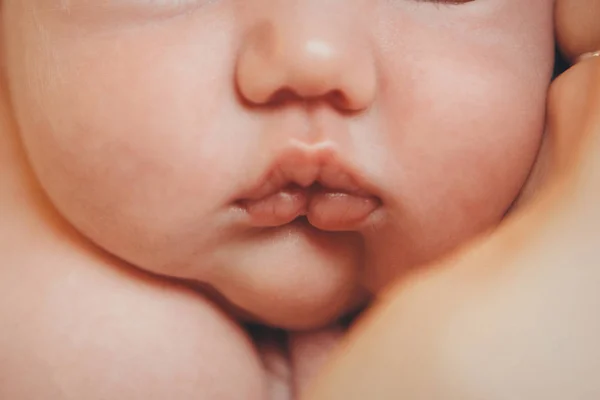 Ritratto del neonato. naso e labbra da vicino. Concetto di assistenza sanitaria: malattie dell'ENT, labbra, bocca — Foto Stock