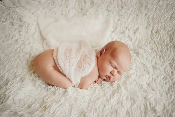sağlıklı yaşam tarzı kavramı, Ivf - yeni doğmuş bir bebek bir battaniye altında uyur. Baş, bacaklar ve kollar