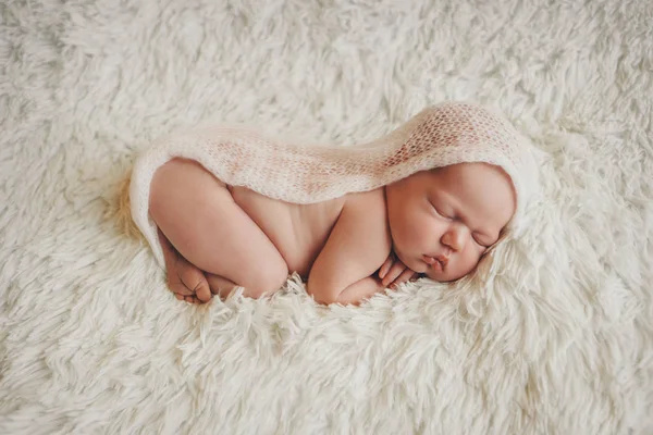 健康生活方式的概念,Ivf - 新生儿睡在毯子下。头部、腿部和手臂 — 图库照片