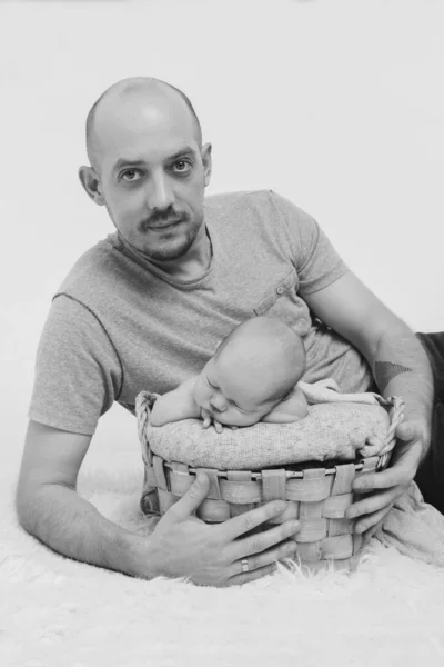 Bebé recién nacido envuelto en una manta durmiendo en una canasta. concepto de infancia, salud, FIV. Foto en blanco y negro — Foto de Stock