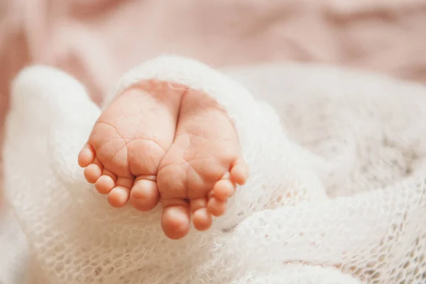 Baby's feet, fingers close up. newborn baby legs, massage concept of childhood, health care, IVF, hygiene — Stock Photo, Image