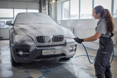 Reklam araba yıkama, Moskova, 1.11.2018: yüzey temizliği. BMW motor şirketi rozeti siyah arabanın önünde. Alman şirketi
