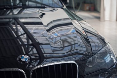 Moskova, makine reklamları, 1.11.2018: Detaylar yakın plan: farlar. Bmw motor şirketinin simgesi.