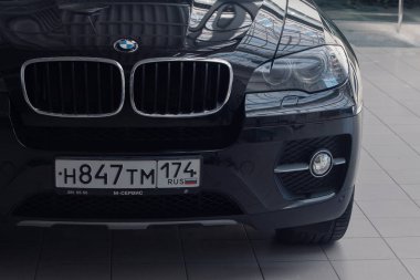 Moskova, makine reklamları, 1.11.2018: Detaylar yakın plan: farlar. Bmw motor şirketinin simgesi.