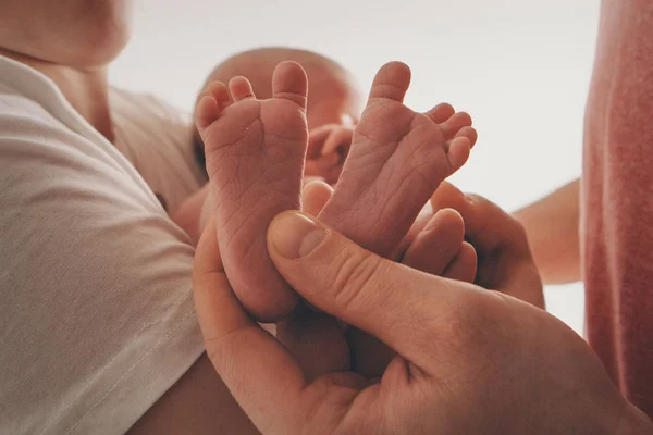 Newborn Baby's feet. Mother and father holding newborn baby legs,legs massage concept of childhood, health care, IVF, hygiene — Stock Photo, Image