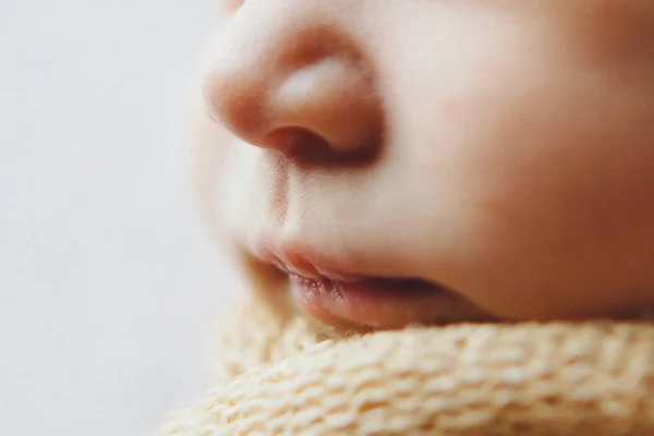 Retrato do bebê recém-nascido. nariz e lábios bem perto. Conceito de saúde: doenças do otorrinolaringologista, lábios, boca — Fotografia de Stock