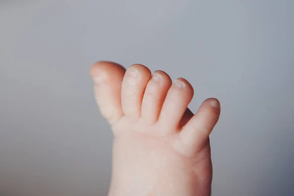 Pés de bebé, dedos de perto. recém-nascido pernas do bebê, conceito de massagem da infância, cuidados de saúde, IVF, higiene — Fotografia de Stock