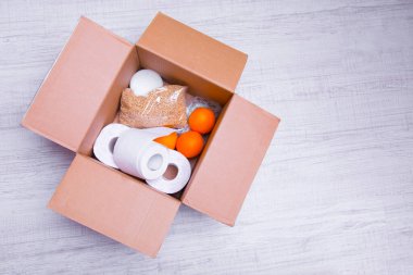 Bir kutuda kendini izole etmek için temel ürünler: tahıllar. Tuvalet kağıdı, meyve, konserve yiyecek. Eve teslim. Nüfusa yardım