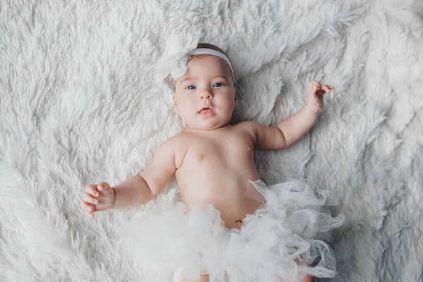 Bebê Recém Nascido Tecido Branco Deitado Imitação Bebé Útero Linda — Fotografia de Stock