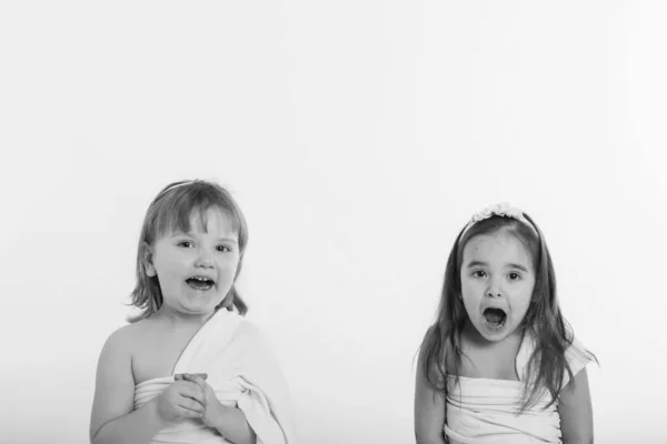 Due Bambine Con Bocca Spalancata Uno Sfondo Bianco Bambini Stanno — Foto Stock