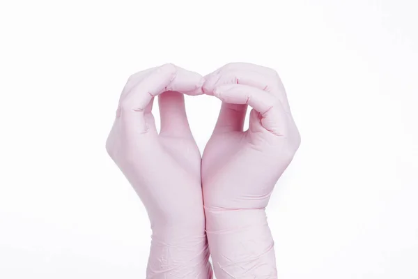 医生戴着橡胶手套 双手交叉成心形 白色背景的医疗设备 保护心脏 免费医疗 计划生育中心 — 图库照片