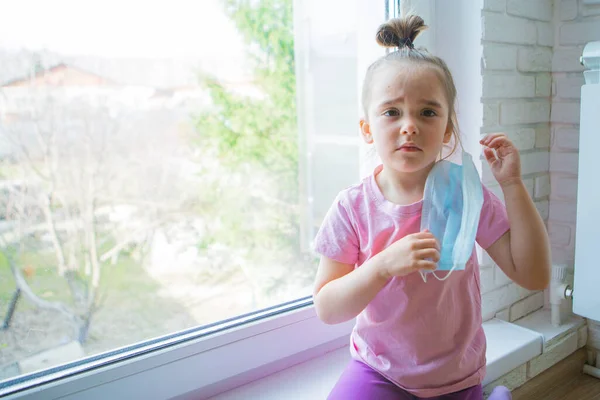 Girl Medical Mask Leaned Window Girl Looked Out Window Person — Stock Photo, Image