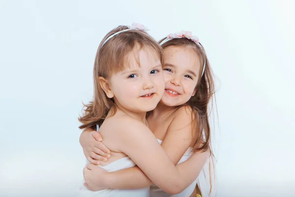 Duas Meninas Felizes Sorrindo Fundo Branco Retrato Crianças Abraçando Conceito — Fotografia de Stock