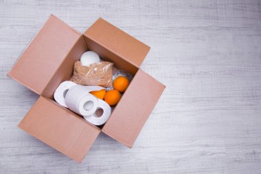Bir kutuda kendini izole etmek için temel ürünler: tahıllar. Tuvalet kağıdı, meyve, konserve yiyecek. Eve teslim. Nüfusa yardım