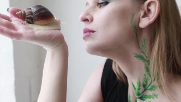 Modèle Tient Escargot Portée Main Annonces Pour Les Cosmétiques Crèmes — Video