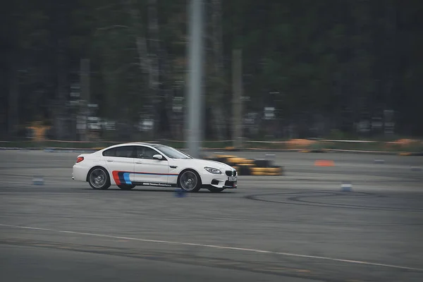 Reklam Bmw Moskova 2018 Beyaz Araba Modelinin Tanıtımı Test Pistindeki — Stok fotoğraf