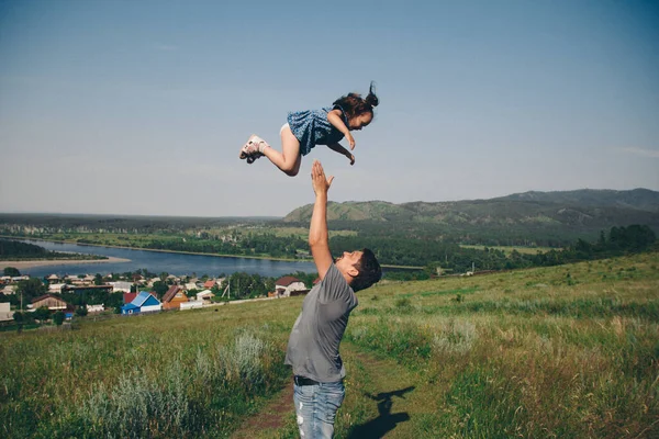 Otec Chodí Svou Dcerou Louku Muž Hází Dítě Dítě Letu — Stock fotografie