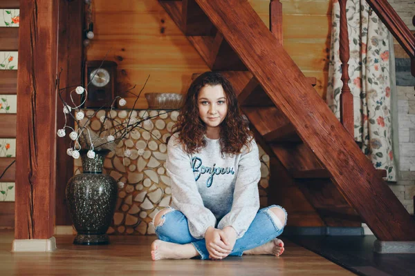 Ragazza Seduta Sotto Scale Passare Del Tempo Isolamento Decorazione Interni — Foto Stock