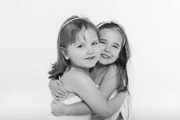 Duas Meninas Felizes Sorrindo Fundo Branco Retrato Crianças Abraçando Conceito — Fotografia de Stock