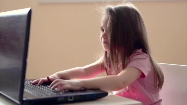 Niño Pequeño Juega Computadora Niño Prodigio Aprende Las Técnicas Planificación — Vídeo de stock