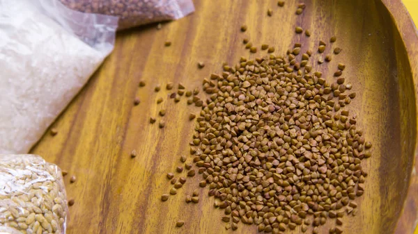 Assortiment Granen Een Houten Bord Trage Koolhydraten Met Ruimte Kopiëren — Stockfoto