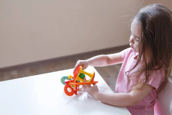 Retrato Niño Con Sonajero Bebé Chica Está Jugando Concepto Desarrollo —  Fotos de Stock