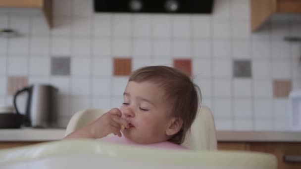 Πορτρέτο Ενός Παιδιού Που Τρώει Παιδικές Τροφές Χέρια Του — Αρχείο Βίντεο
