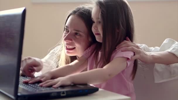 Mother Teaches Child Work Computer Woman Explains Girl Concepts Programming — Stock Video